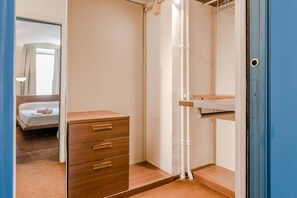 2 habitaciones, escritorio y tabla de planchar con plancha 