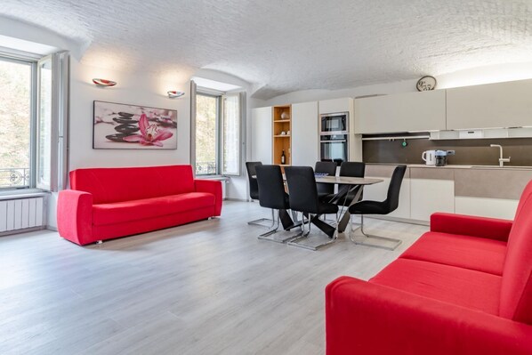 Smart TV - Discover the charm of a minimal apartment with Greek touches and masonry arches that create an elegant and relaxing atmosphere. The large living room with two sofa beds welcomes families and friends, while the double bedroom with walk-in closet offers co (Turin)