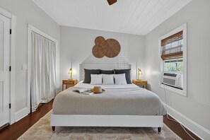 2 bedrooms, iron/ironing board, internet, bed sheets