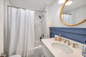 Haartrockner, Handtücher, Seife, Toilettenpapier