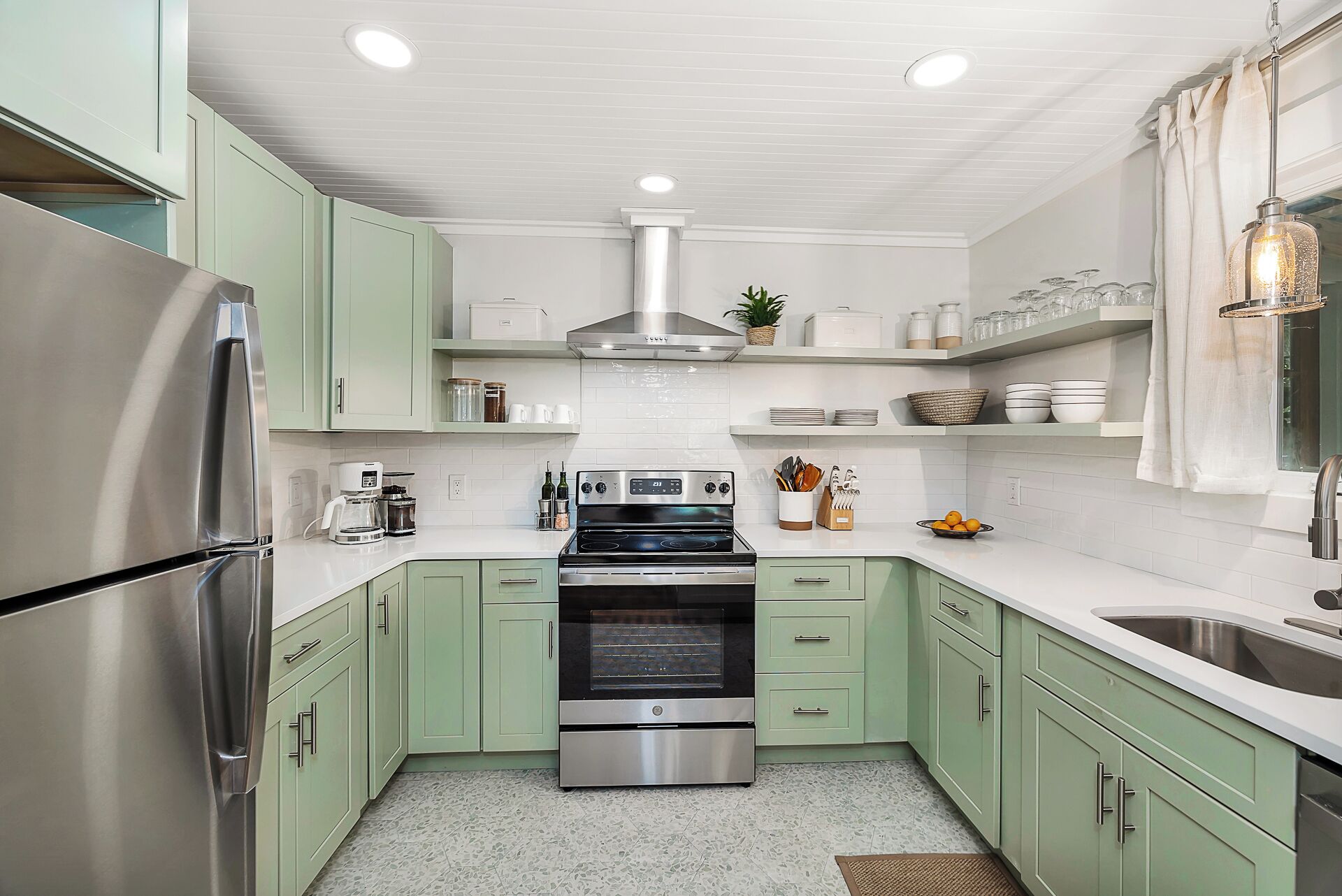 Moulin à café, batterie de cuisine, vaisselle et ustensiles