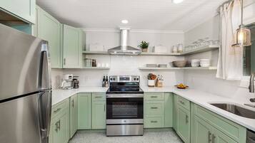 Moulin à café, batterie de cuisine, vaisselle et ustensiles