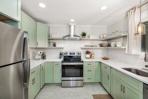 Kaffekvarn och grytor/köksredskap