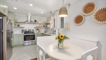 Moulin à café, batterie de cuisine, vaisselle et ustensiles