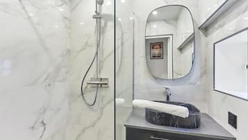 Leilighet | Bad | Hårføner, såpe og sjampo