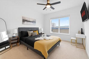 2 bedrooms, desk, iron/ironing board, travel crib - Walk to Regions Field + Railroad Park | 2BR (Birmingham)