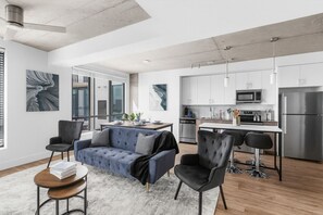 Una televisión, una pantalla de ordenador