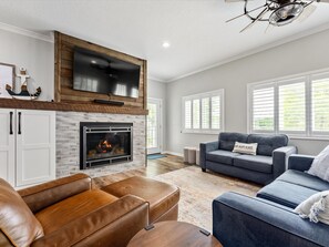 Smart TV, fireplace, table tennis, stereo