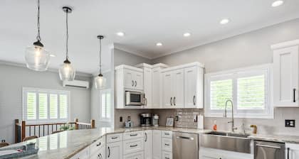 Marywood Cottage: Luxury Lake House Living, Kayaks and Paddle Boat Included