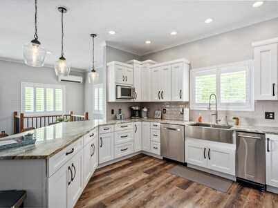 Marywood Cottage: Luxury Lake House Living, Kayaks and Paddle Boat Included