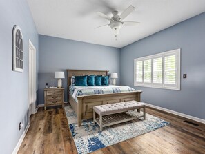 5 bedrooms, desk, iron/ironing board, travel cot