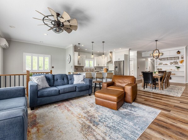 Smart TV, fireplace, ping pong, stereo