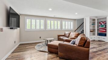 Smart-tv, pejs, bordtennisbord, stereoanlæg