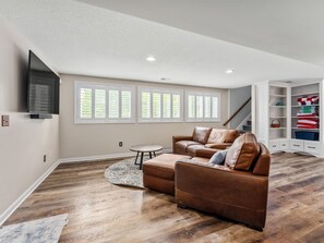 Smart TV, fireplace, ping pong, stereo