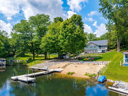 Marywood Cottage: Luxury Lake House Living, Kayaks and Paddle Boat Included