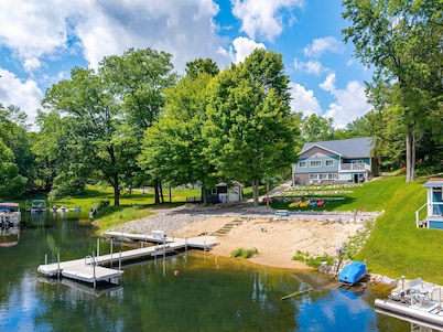 Marywood Cottage: Luxury Lake House Living, Kayaks and Paddle Boat Included