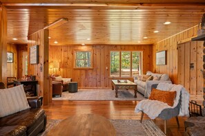 Fernseher, Kamin, Videospiele, BĂŒcher