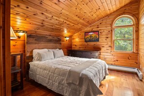 7 bedrooms, desk, WiFi, bed sheets