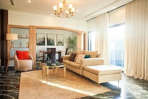 Apartamento económico, balcón, vistas a la ciudad | Zona de estar
