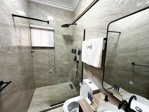 Apartamento económico, balcón, vistas a la ciudad | Baño | Artículos de higiene personal gratuitos, secador de pelo y toallas
