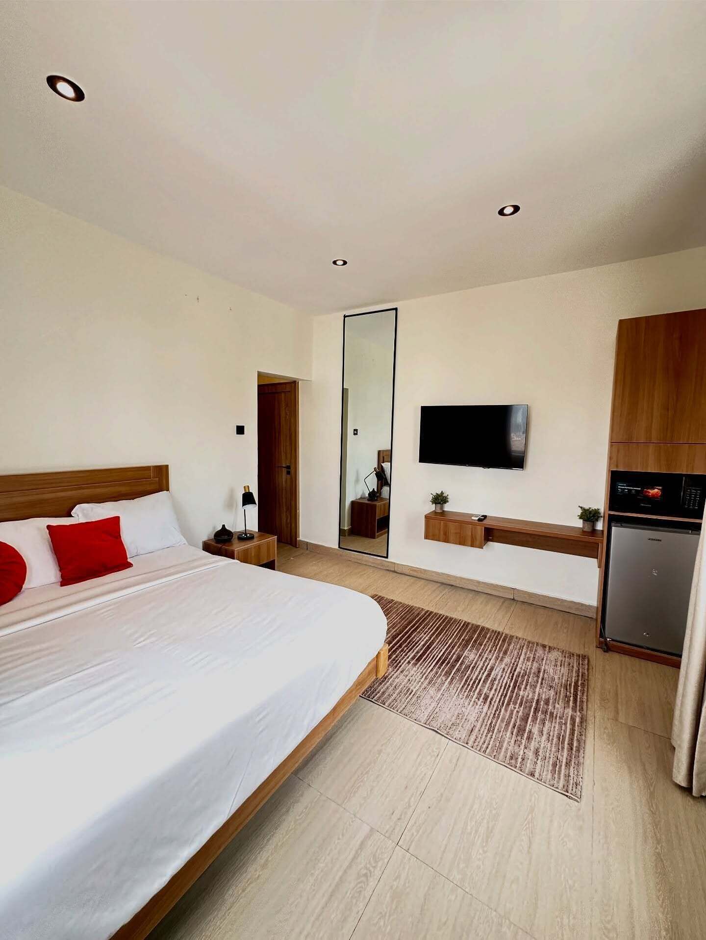 Apartamento económico, balcón, vistas a la ciudad | Escritorio y espacio para trabajar con un portátil