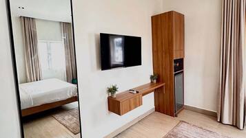 エコノミー アパートメント バルコニー シティビュー | デスク、ノートパソコン用作業スペース、防音設備、アイロン / アイロン台