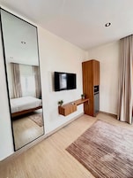 Apartamento económico, balcón, vistas a la ciudad | Escritorio y espacio para trabajar con un portátil