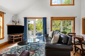 TV - The Woodland Loft at Falmouth (Falmouth)