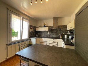 Kjøleskap, ovn, kaffetrakter/tekoker og brødrister