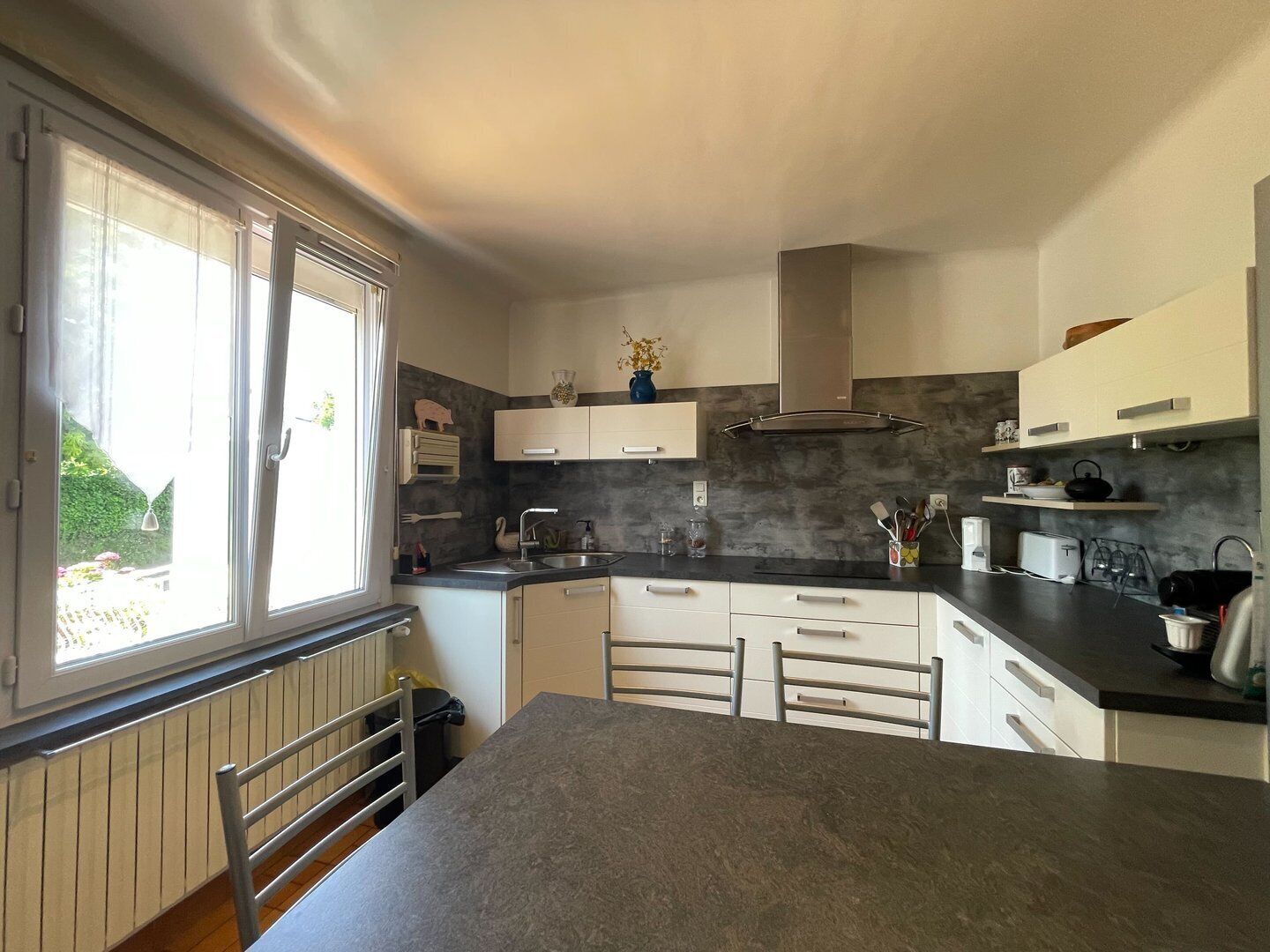 Réfrigérateur, four, cafetière/bouilloire, grille-pain