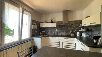 Réfrigérateur, four, cafetière/bouilloire, grille-pain