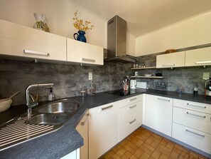 Kühlschrank, Ofen, Wasserkocher mit Kaffee-/Teezubehör, Toaster