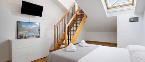 2 bedrooms, desk, iron/ironing board, WiFi