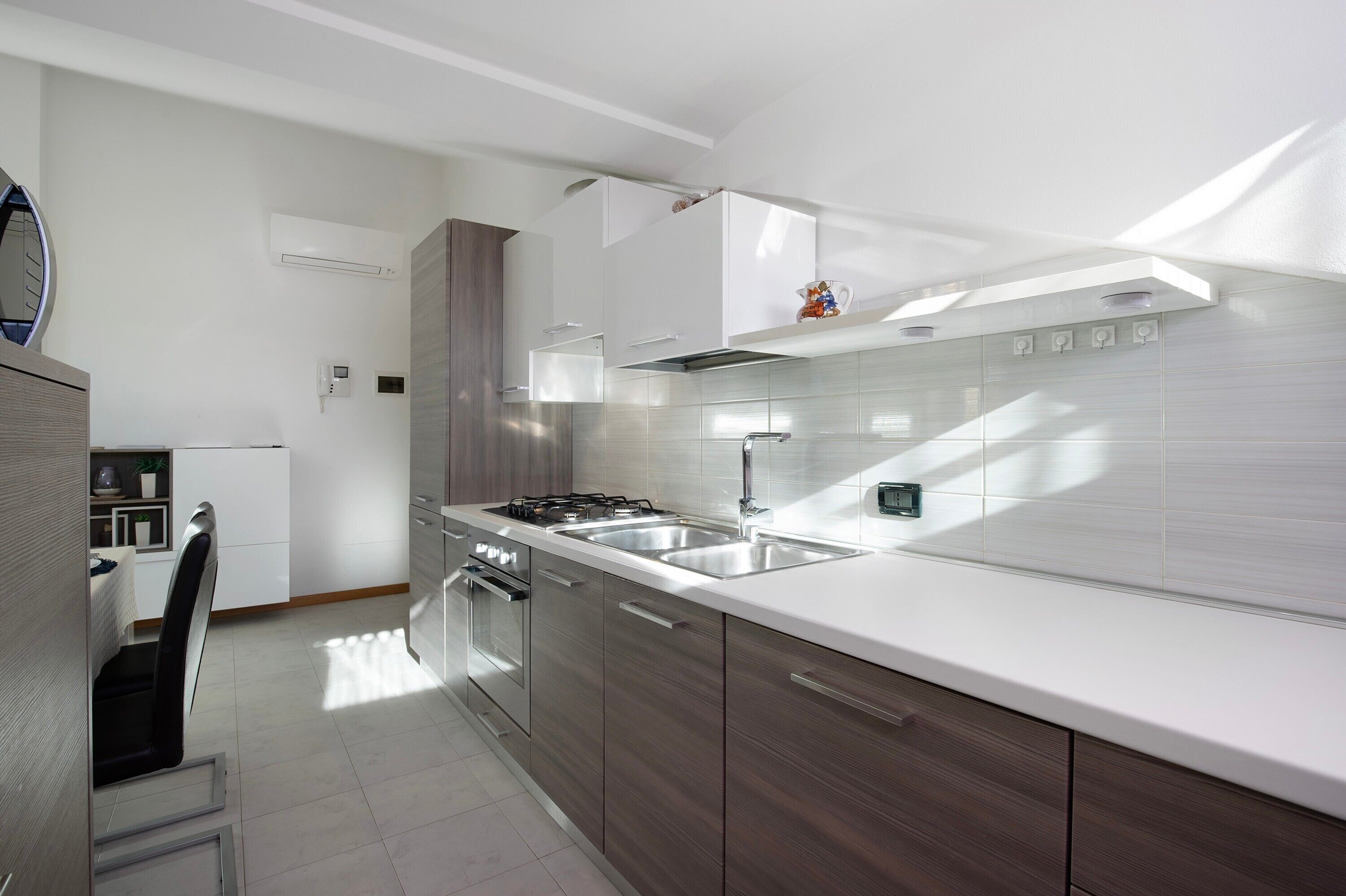 Frigorifero, microonde, forno, piano cottura