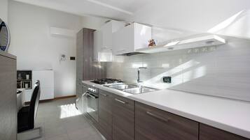 Frigorifero, microonde, forno, piano cottura