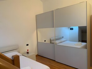 2 makuuhuonetta, silitysrauta/-lauta, Wi-Fi, vuodevaatteet