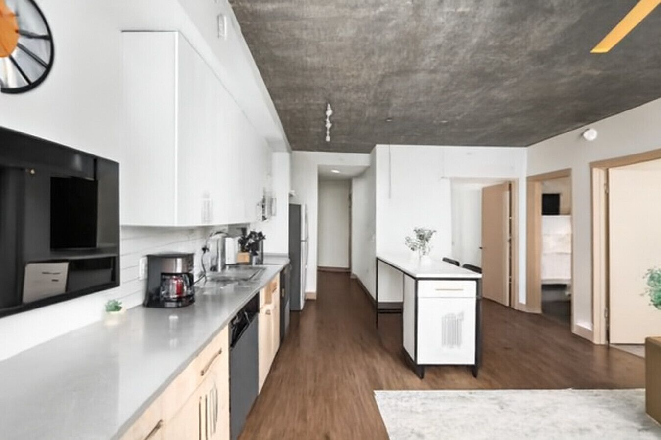 Réfrigérateur, micro-ondes, four, plaque de cuisson