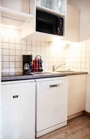 Kühlschrank, Mikrowelle, Ofen, Geschirrspüler