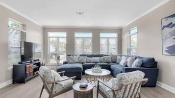 House, Multiple Beds (Splash!) | Living area