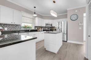 House, Multiple Beds (Splash!) | Private kitchen