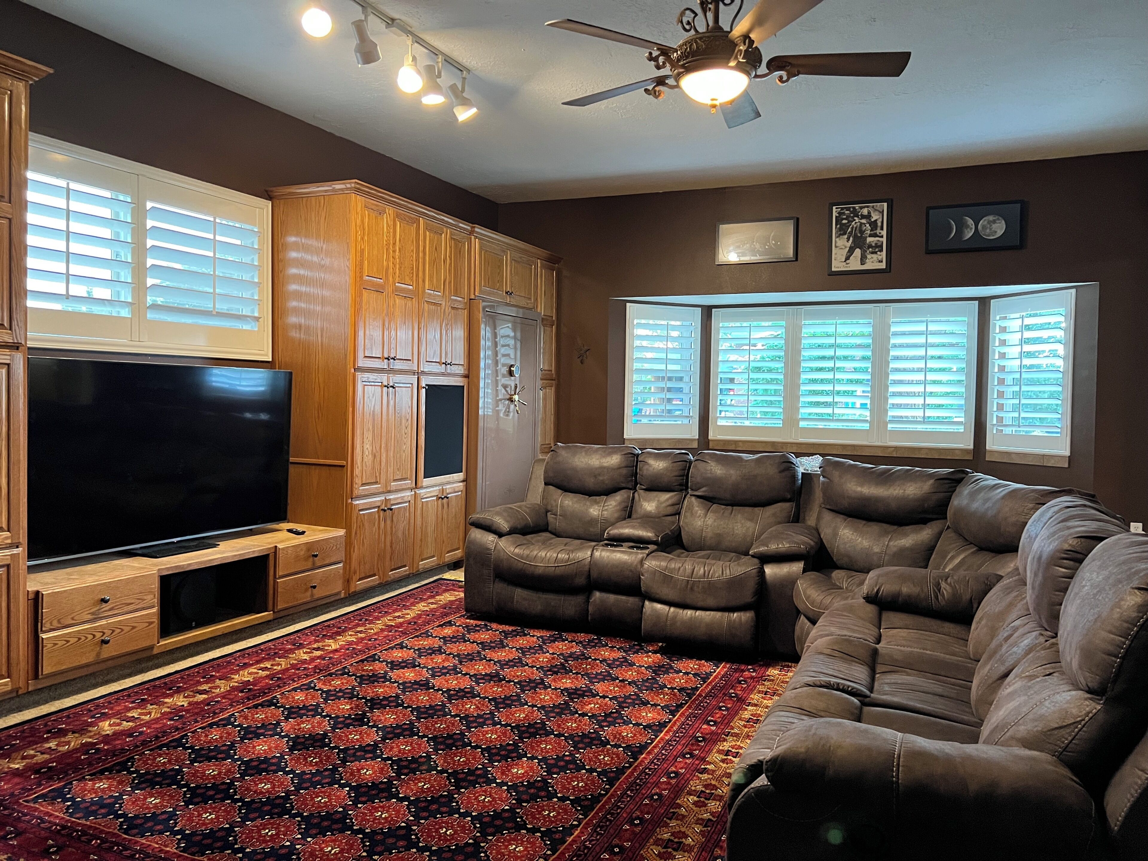 Smart-TV, Kamin, Videospiele, Stereoanlage