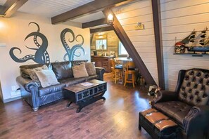 Una televisión, una chimenea, un reproductor de DVD