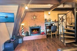 Una televisión, una chimenea, un reproductor de DVD