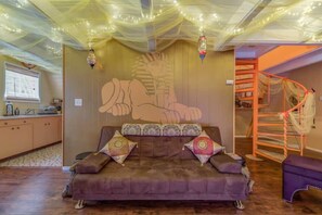 Una televisión, una chimenea, un reproductor de DVD