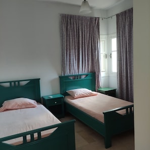 2 slaapkamers, een strijkplank/strijkijzer, gratis wifi, beddengoed