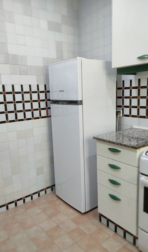 Fridge, oven, coffee/tea maker, electric kettle