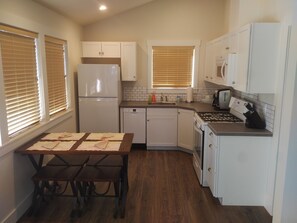 Private kitchen - Little Blue Bungalow (Bend)