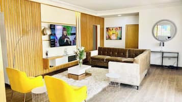 Habitación junior, balcón, vista a la ciudad | Área de sala de estar