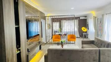 Junior-Zimmer, Balkon, Stadtblick | Wohnbereich