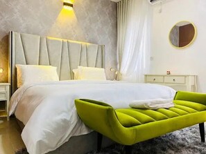 Chambre Junior, balcon, vue sur la ville | Coffre-fort pour ordinateur portable, bureau